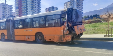 Malatya’da Hafriyat Kamyonu Otobüse Çarptı: 20 Yaralı
