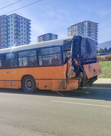 Malatya’da Hafriyat Kamyonu Otobüse Çarptı: 20 Yaralı