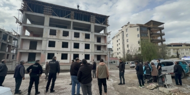 Malatya’da İnşaatta Kriz: Parasını Alamayan İşçi Çatıya Çıkarak İsyan Etti