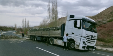 Sürücü Direksiyon Başında Uyuyakaldı, Tır Karşı Şeride Geçti
