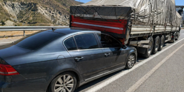 TIR’ın Altına Giren Otomobilden Mucize Kurtuluş