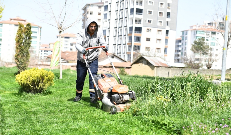Yeşilyurt’ta Yaz Hazırlığı: Park ve Yeşil Alanlar Yenileniyor