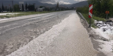 Dolu Yağışı Kayısı Bahçelerini Vurdu, Yollar Beyaza Büründü