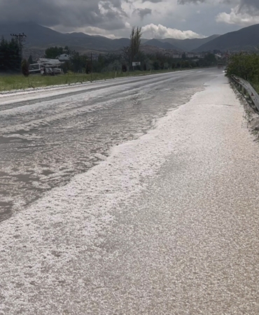 Dolu Yağışı Kayısı Bahçelerini Vurdu, Yollar Beyaza Büründü