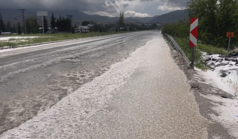 Dolu Yağışı Kayısı Bahçelerini Vurdu, Yollar Beyaza Büründü