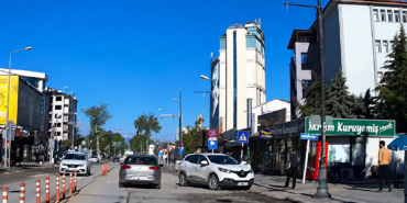 İnönü Caddesi’nde Kaza Kamerada: El Frenini Çekmeyince Araç Hareket Etti