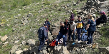 Pütürge’de Kayalıklarda Mahsur Kalan Yaşlı Kadın Kurtarıldı