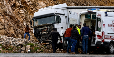 Tır Yoldan Çıktı: Sürücü Yaralandı