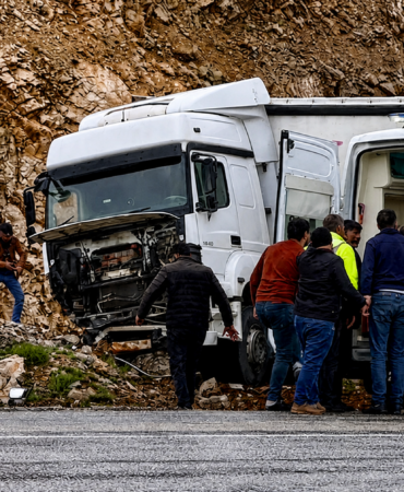 Tır Yoldan Çıktı: Sürücü Yaralandı