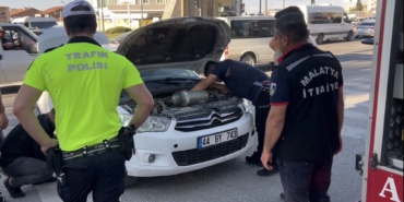 Araca Giren Kedi, İtfaiyenin Çaldığı Kedi Sesiyle Kurtarıldı