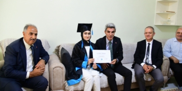 Engelleri Azmiyle Aştı, Mezuniyet Belgesini İl Müdürünün Elinden Aldı