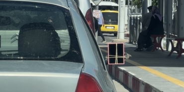 Kırılan Dikiz Aynasının Yerine Makyaj Aynası Taktı