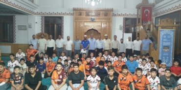 Kur’an Kursu Öğrencilerine Forma Ve Çiğ Köfte İkramı