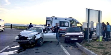 Kuzey Çevreyolu’nda İki Otomobil Çarpıştı: 2 Yaralı