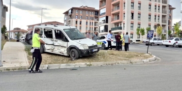 Minibüs ile Hafif Ticari Araç Çarpıştı: 2 Yaralı