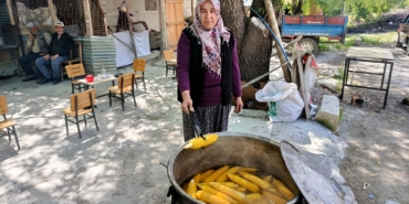Mısır Satarak Ailesine Ve Üniversiteli Çocuğuna Destek Oluyor