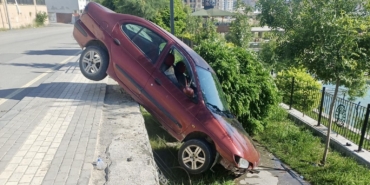 Otomobil Dereye Düşmekten Son Anda Kurtuldu