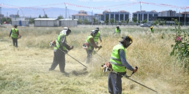 Yeşilyurt Belediyesi Yangın Riskine Karşı Ot Biçme Çalışmalarını Hızlandırdı