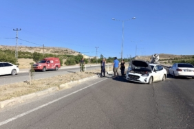 Arguvan Kavşağı’nda Lastik Patladı, Otomobil Karşı Şeride Geçti