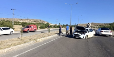 Arguvan Kavşağı’nda Lastik Patladı, Otomobil Karşı Şeride Geçti