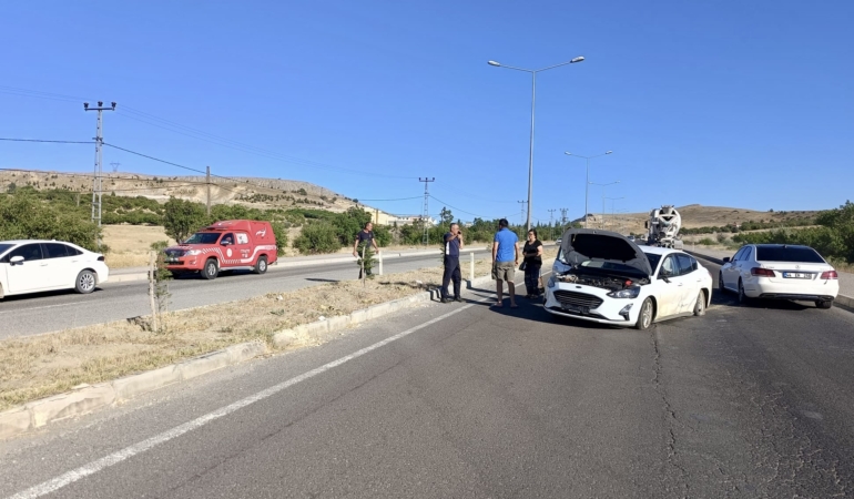 Arguvan Kavşağı’nda Lastik Patladı, Otomobil Karşı Şeride Geçti