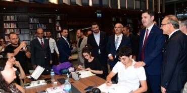 Bakan Kurum Şehir Kütüphanesi’nde Gençlerle Buluştu