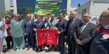 Bakan Yumaklı, Çoban Evi Konteynerlerinin Anahtarlarını Yetiştiricilere Teslim Etti