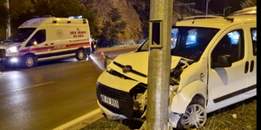 Hafif Ticari Araç Aydınlatma Direğine Çarptı: 2 Yaralı