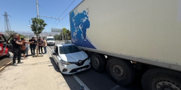 Otomobil Tıra Arkadan Çarptı; Kaza Ucuz Atlatıldı