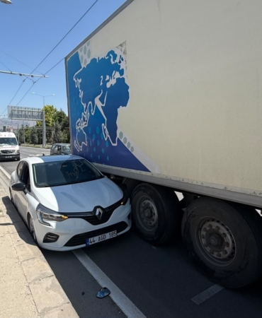 Otomobil Tıra Arkadan Çarptı; Kaza Ucuz Atlatıldı