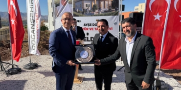 Sanatçı Latif Doğan, Annesinin Adını Memleketinde Yaşatacak