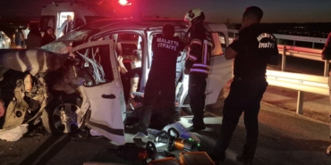 Tek Şeride Düşen Yolda Feci Kaza, İki Araç Kafa Kafaya Çarpıştı