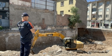 Temel Kazısında Toprak Kaydı, 2 Katlı Ev Tahliye Edildi