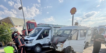 Yakınca’da Minibüs ile Kamyonet Çarpıştı: 6 Kişi Yaralandı