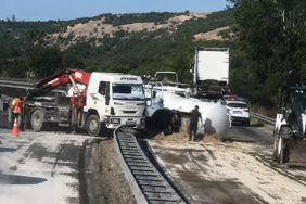 Yakıt Tankeri Devrildi, Kara Yolunda Önlem Alındı