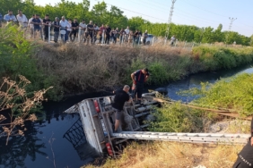 Yem Yüklü Kamyon Sulama Kanalına Devrildi: Sürücü Hayatını Kaybetti