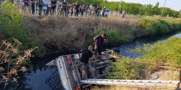 Yem Yüklü Kamyon Sulama Kanalına Devrildi: Sürücü Hayatını Kaybetti