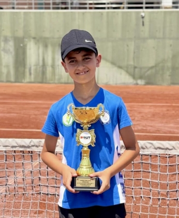 10 Yaşında Kortların Şampiyonu Oldu