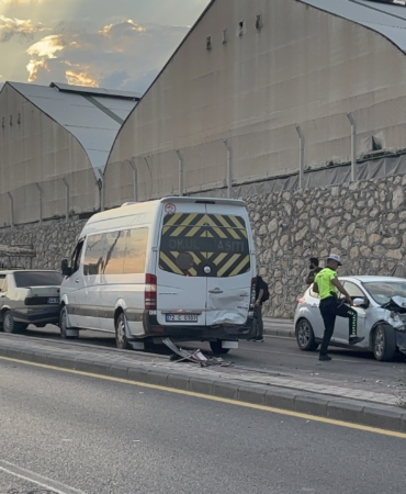 Anayurt Bulvarı’nda Zincirleme Kaza Trafiği Kilitledi