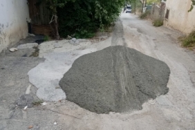 Beton Mikseri Sokağa Harcı Döküp Gitti, Muhtar Ateş Püskürdü