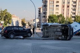 Çarpışmanın Etkisiyle Minibüs Devrildi: 4 Yaralı