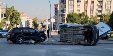 Çarpışmanın Etkisiyle Minibüs Devrildi: 4 Yaralı