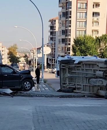 Çarpışmanın Etkisiyle Minibüs Devrildi: 4 Yaralı