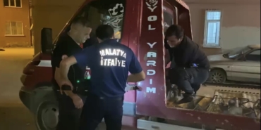 Çekicinin Demir Aksamına Sıkışan Kedi İtfaiye Tarafından Kurtarıldı