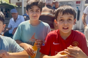 Cuma Namazına Gelen Çocuklara Kayısı Kolası Sürprizi