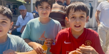 Cuma Namazına Gelen Çocuklara Kayısı Kolası Sürprizi