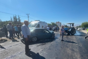 Doğanşehir’de Otomobil Traktöre Çarptı: 3 Yaralı