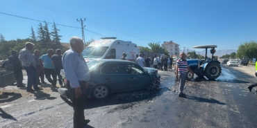 Doğanşehir’de Otomobil Traktöre Çarptı: 3 Yaralı
