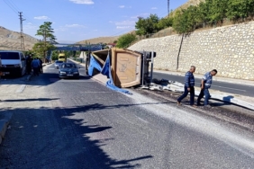 Facia Ucuz Atlatıldı; Kontrolden Çıkan Kum Yüklü Kamyon Devrildi
