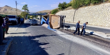 Facia Ucuz Atlatıldı; Kontrolden Çıkan Kum Yüklü Kamyon Devrildi